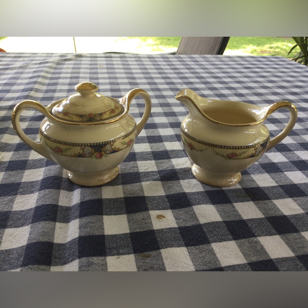 Universal Cambridge Floral Pattern sugar and creamer set